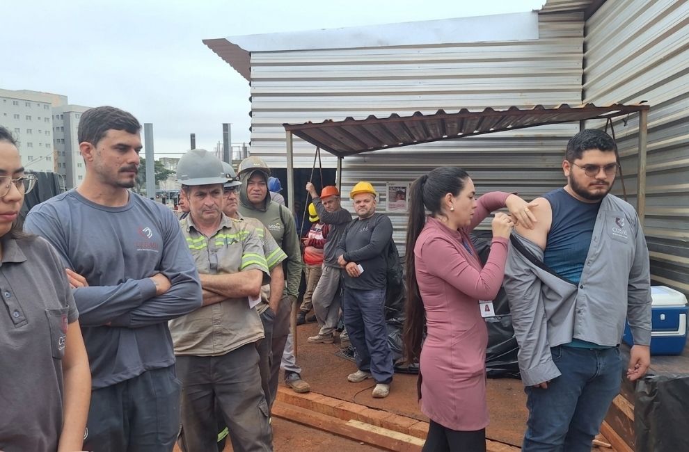 Vacinação contra gripe imuniza trabalhadores da construção civil