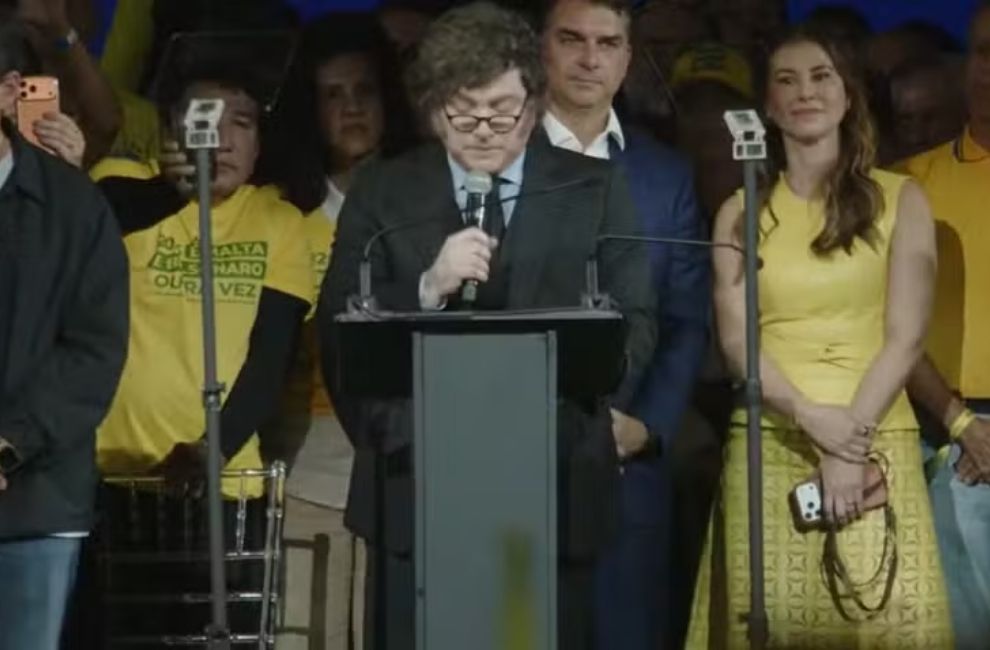 Milei aposta em Flávio para derrotar Lula e frear “avanço do socialismo” no Brasil