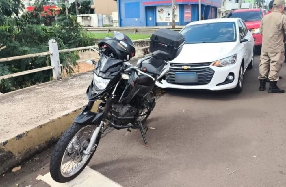Acidente entre carro e moto deixa bombeiro ferido em Campo Grande