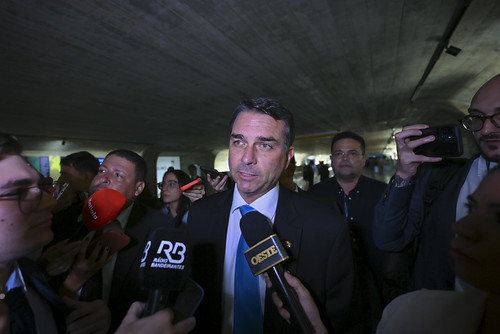 Flávio Bolsonaro durante entrevista coletiva