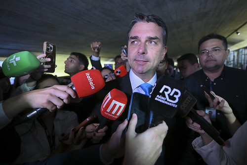 Flávio Bolsonaro durante entrevista coletiva