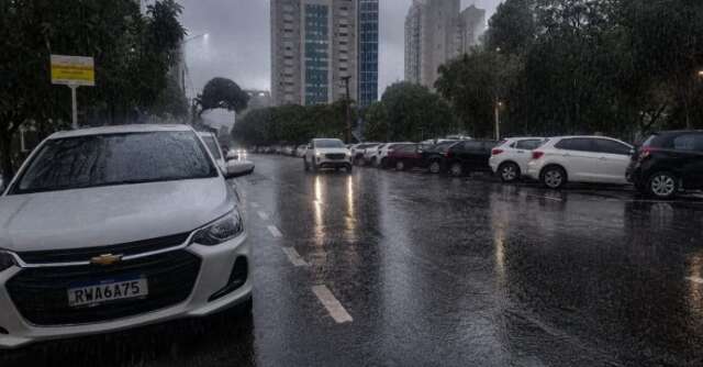 Chuva em Campo Grande durante mudança no tempo