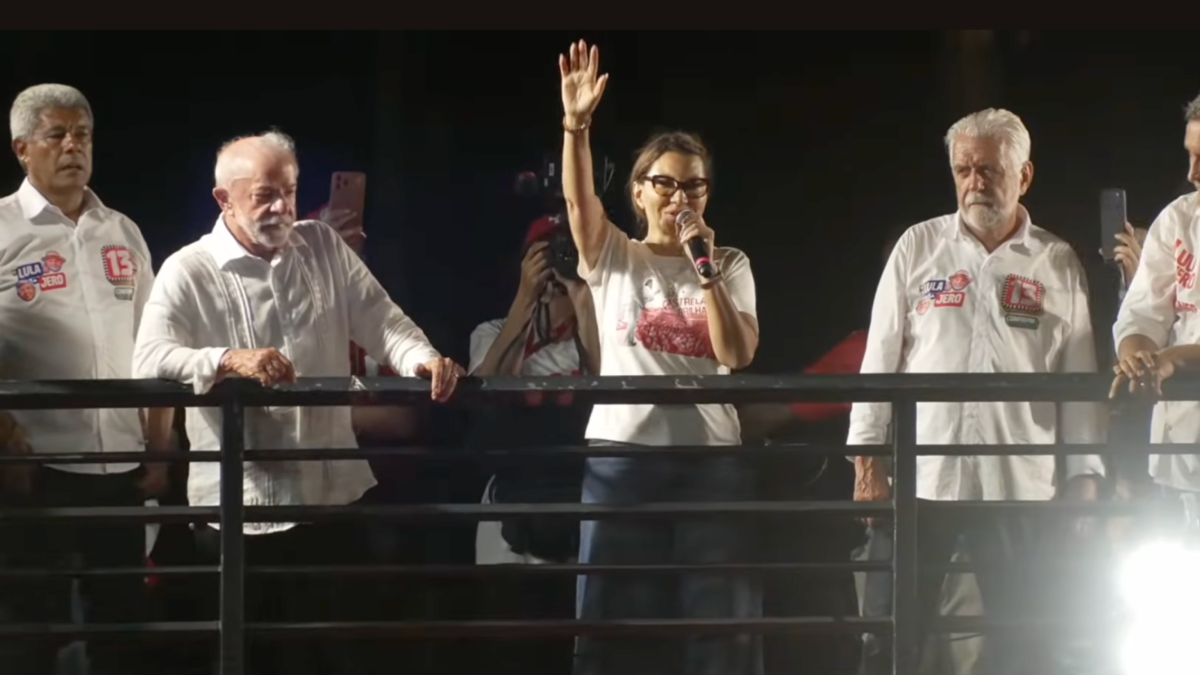 Lula e Janja durante ato de campanha