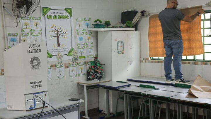Urnas eletrônicas preparadas para o segundo turno
