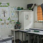 Mesários preparam urnas eletrônicas para a votação