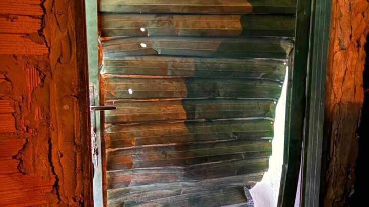 Porta de residência atingida por disparos em Sidrolândia