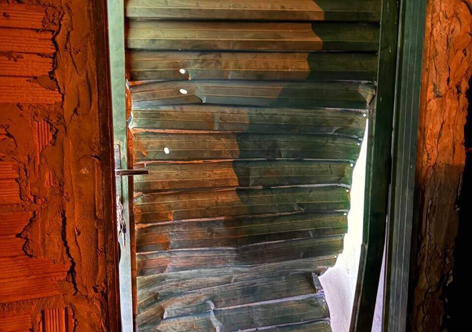 Porta de residência atingida por disparos em Sidrolândia