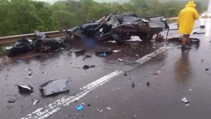 Jovens militares morrem após grave acidente entre caminhonete e carreta na BR-163