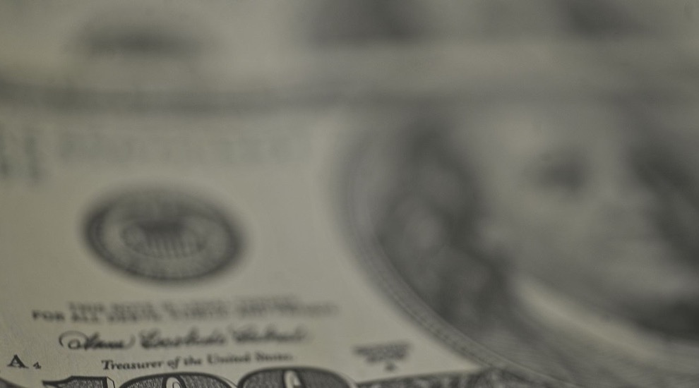 Dólar despenca abaixo de R$ 5 e Ibovespa dispara após primeiro turno