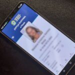 Eleitor utiliza serviços digitais da Justiça Eleitoral