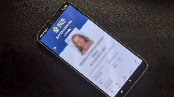 Eleitor utiliza serviços digitais da Justiça Eleitoral