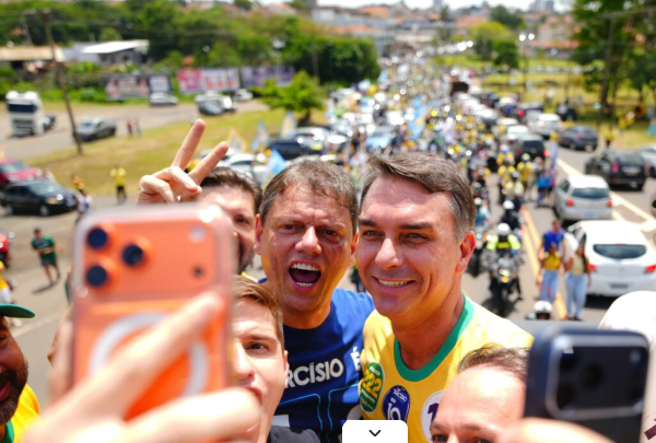 Motocarreatas marcam últimos atos de campanha de Flávio