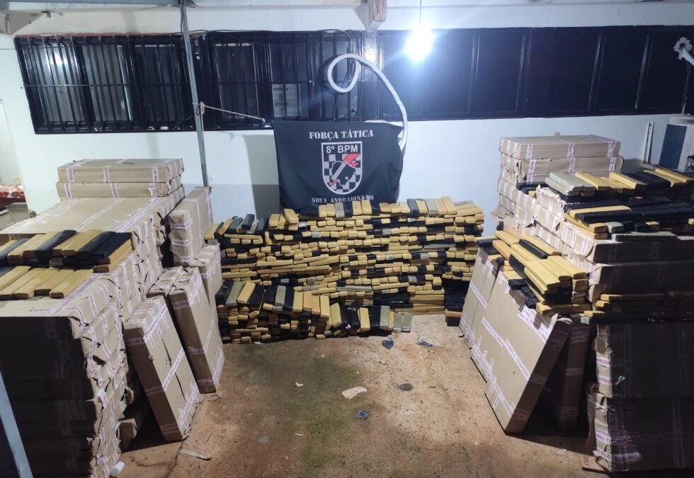 Polícia apreende 3,2 toneladas de maconha escondidas em carga de móveis em MS