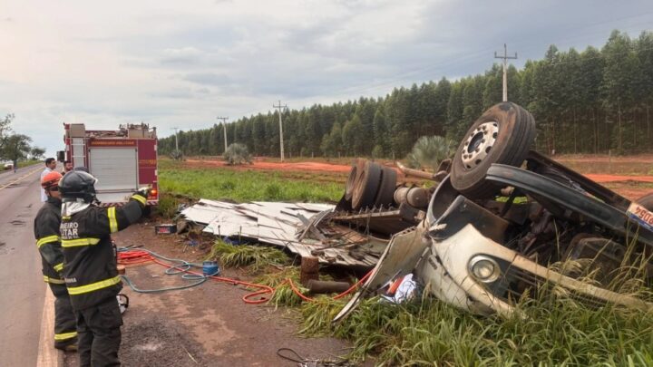 Motorista morre após caminhão tombar na BR-267 em Mato Grosso do Sul