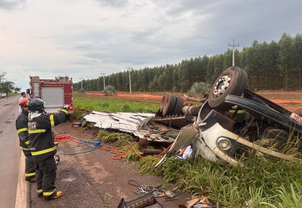 Motorista morre após caminhão tombar na BR-267 em Mato Grosso do Sul