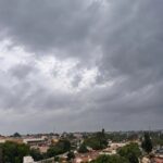 Temporal derruba árvores em Dourados e coloca 54 cidades de MS em alerta laranja