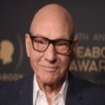 Patrick Stewart em evento público; foto: Richard Shotwell/Invision/AP